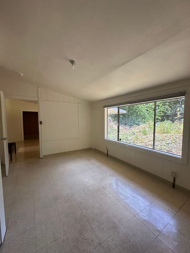 Building Photo - Fort Weaver Road #G