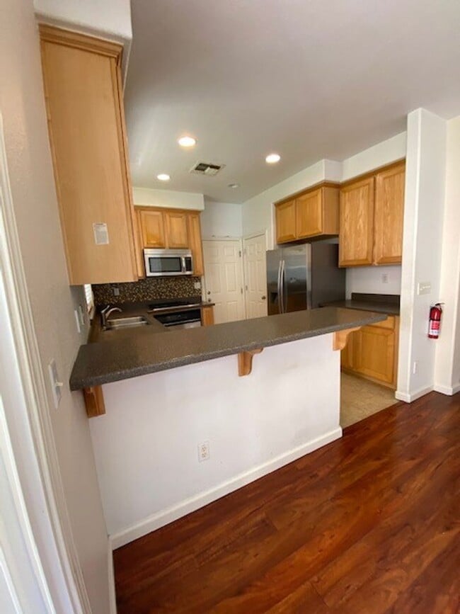 Building Photo - North Natomas 2 Story 4 bed 2.5 bath 2 Car...