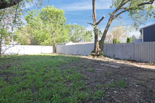 Building Photo - Updated 3 Bedroom, 2 Bathroom Home with Sp...