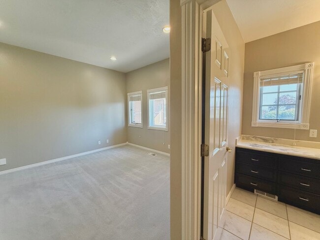 Building Photo - Garden Level in Luxury Home Available Now