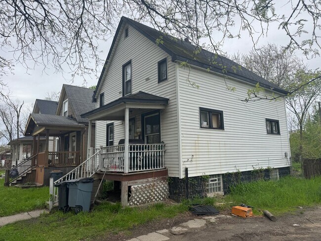 Building Photo - 376 Highland St