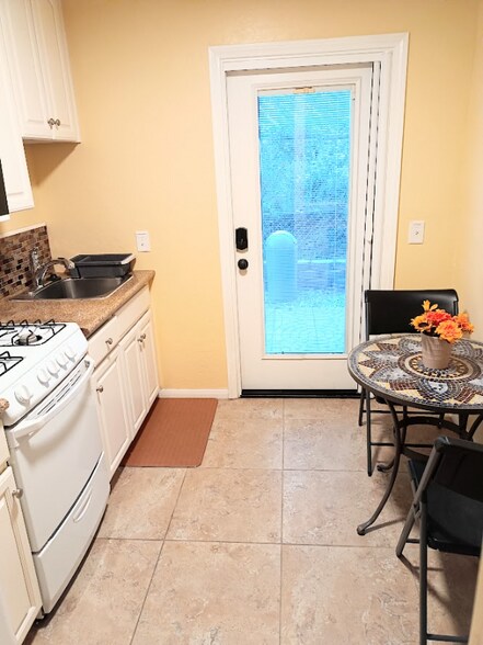 Building Photo - 1620 1/4 York Dr