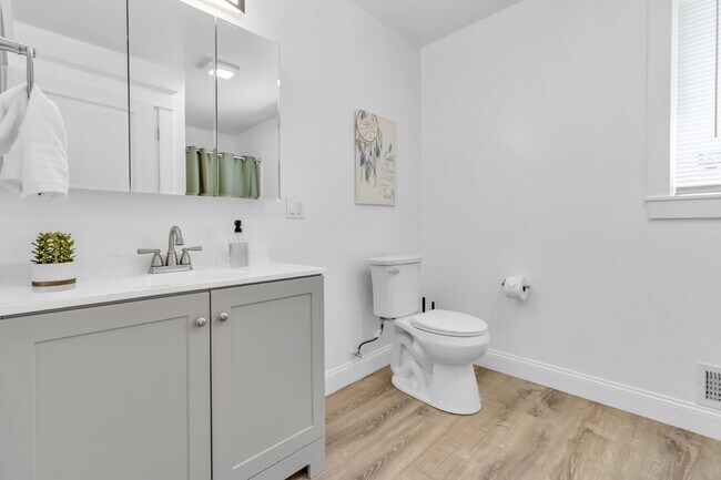 Building Photo - Furnished 7-Bedroom, 4-Bath Whole House in North Buffalo