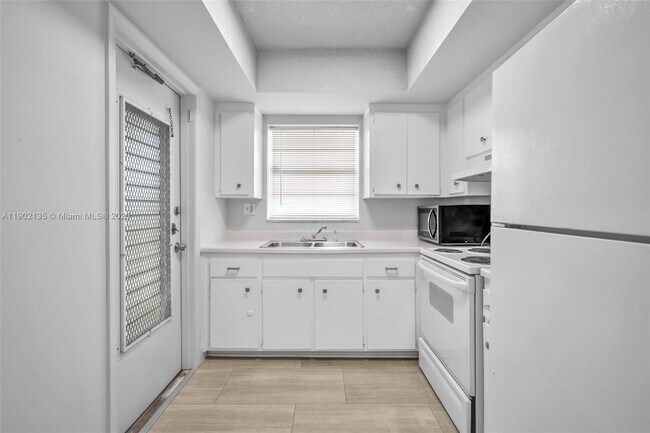 Building Photo - 2101 NE 68th St