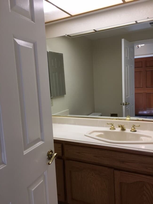 Building Photo - Great Location 3 Bedroom 2.5  Bath Townhouse