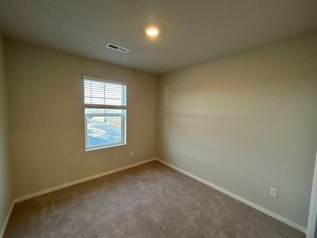 Building Photo - 3 Bedroom / 2.5 Bathroom Townhouse in NW R...