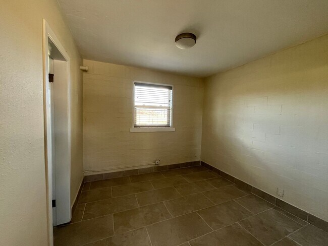 Building Photo - 175 Johnston Dr B