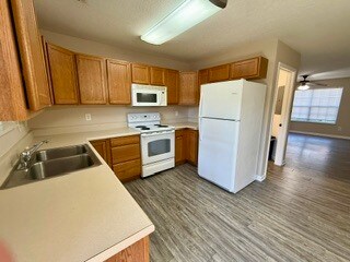 Building Photo - 1638 Maple View Way