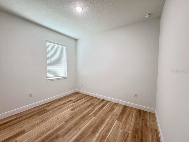 Building Photo - 8419 N Saxon Way
