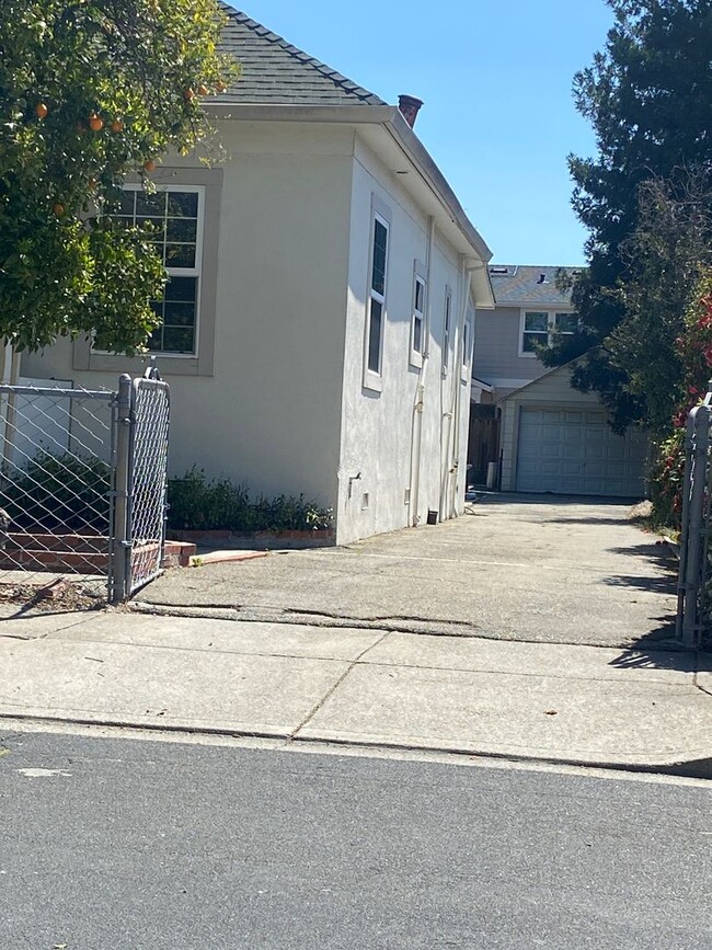 Building Photo - Pleasanton, Charming Downtown Living, Walk to Main St. 3 bed / 1 bath – Large Yard! Great schools