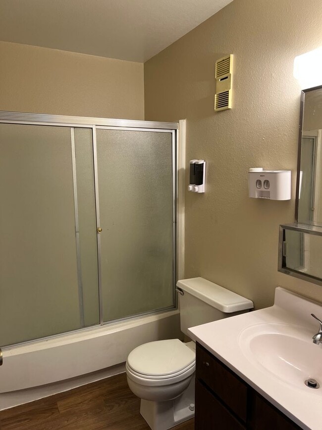 Building Photo - 2 Bedroom 1 Bathroom Apartment