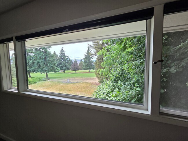Building Photo - 4 Bed 2 Bath Golf Course Living