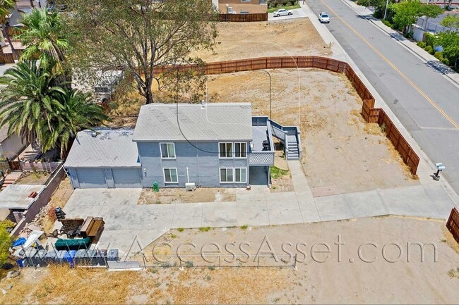 Building Photo - Charming Downstairs 2 Bed/1 Bath Unit With...