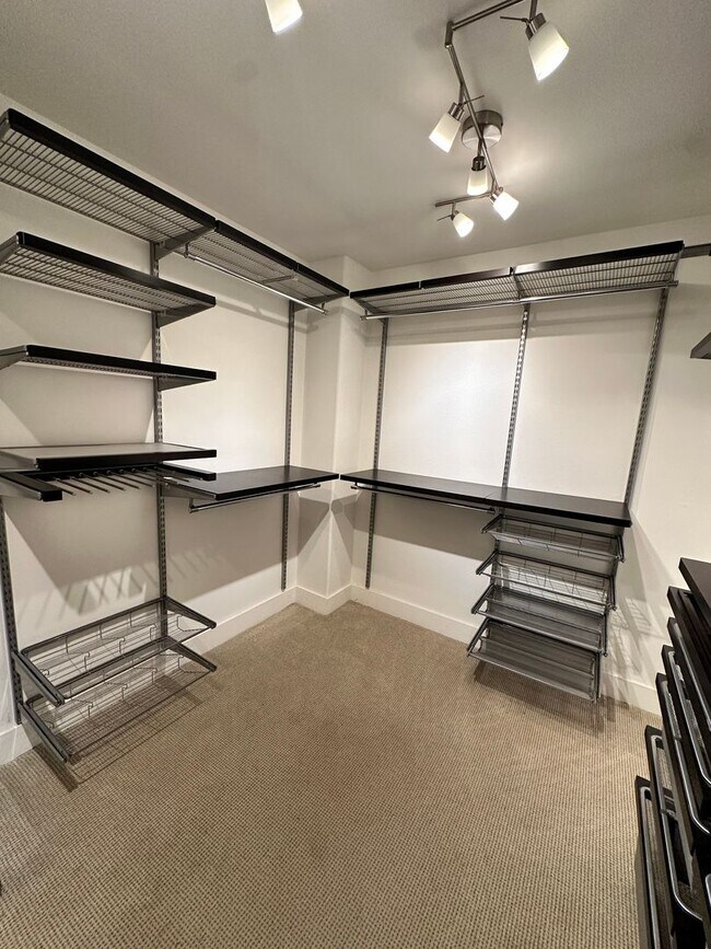 Building Photo - Spacious Living with Room to Grow