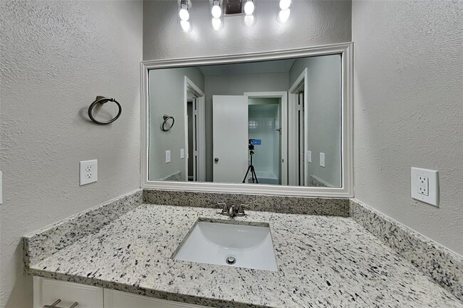 Building Photo - 8607 Pines Pl Dr