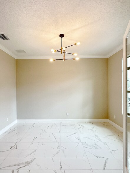 Building Photo - 10530 Meadowrun Dr