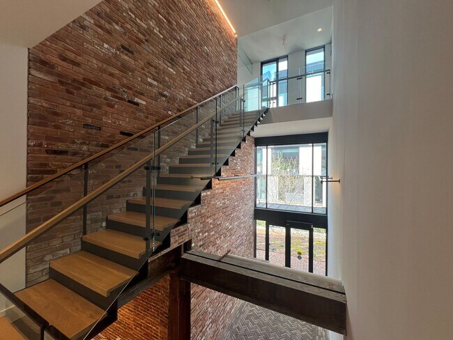 Building Photo - Trendy 1 Bedroom + den in Truxton Circle| Water included!