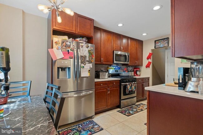 Building Photo - 2874 Tolbut St