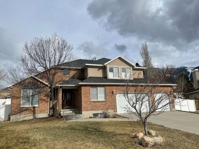 Building Photo - 6 Bedroom/3.2 Bath Home For Rent in Sandy