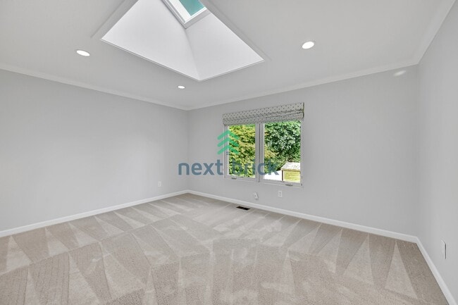 Building Photo - Stunning 5-Bedroom Home in Bellevue’s Top School District!