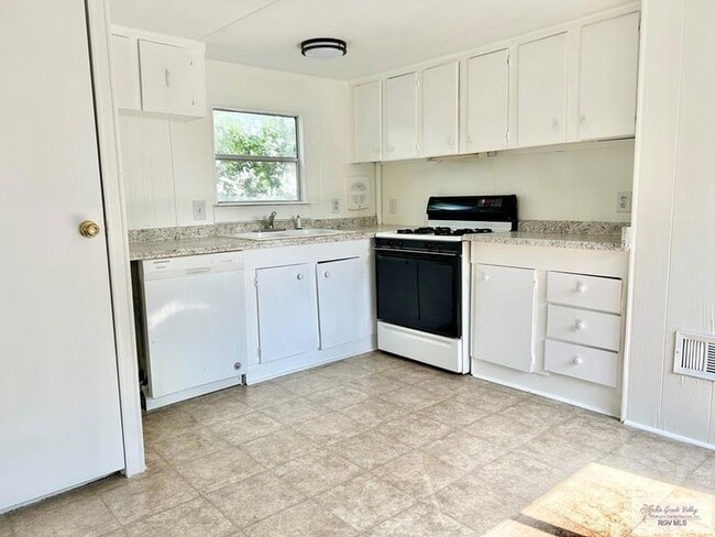 Building Photo - 15702 Orange Dr