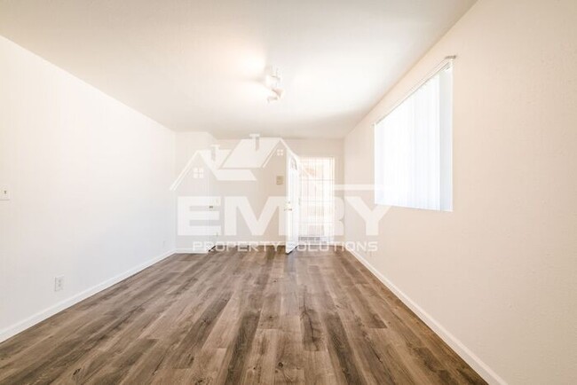 Building Photo - 2 Bed 1 Bath Apartment for Rent on Pickfor...