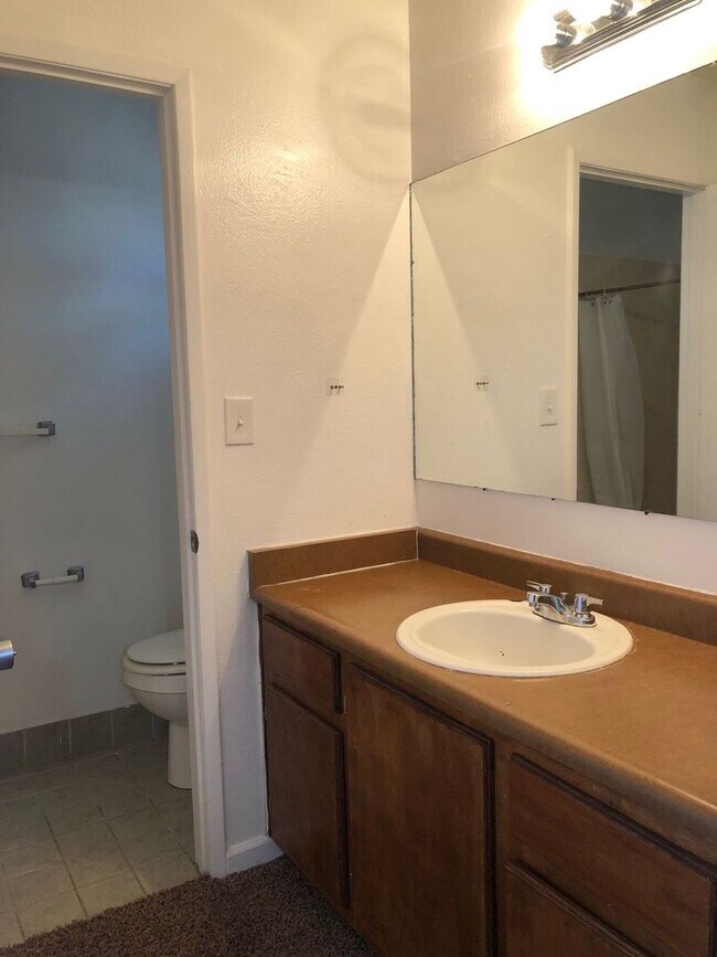 Building Photo - 2 bedroom 2 bath duplex