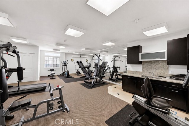 Building Photo - 401 N Serrano Ave