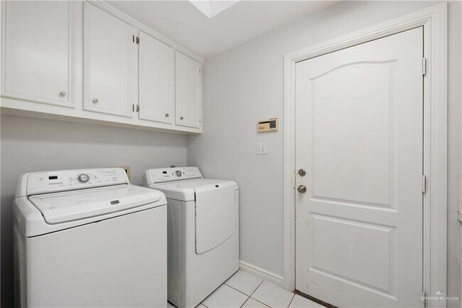 Building Photo - 404 E Cardinal Ave