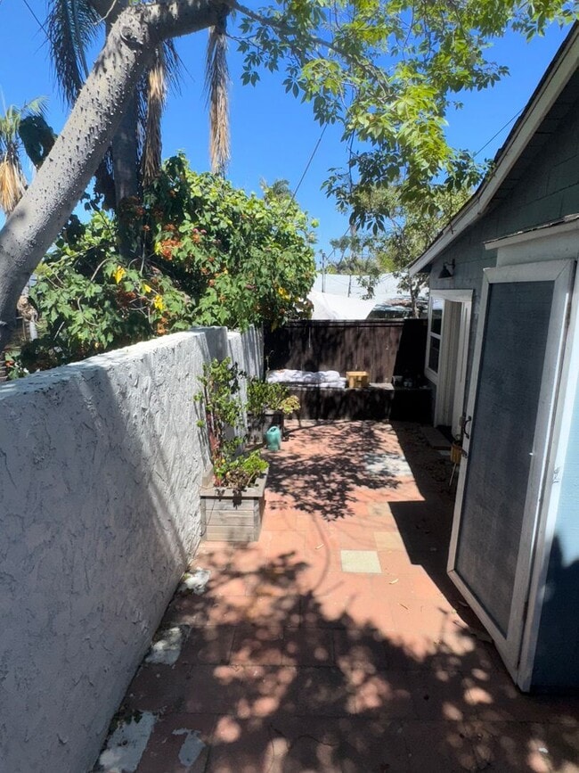 Building Photo - Charming 2-Bed, 1-Bath Apartment with Priv...