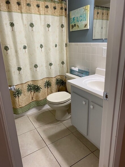 Full master bath - 2727 75th St W