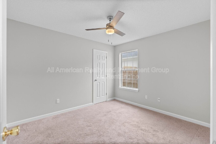 Building Photo - 993 John Wayne Cir