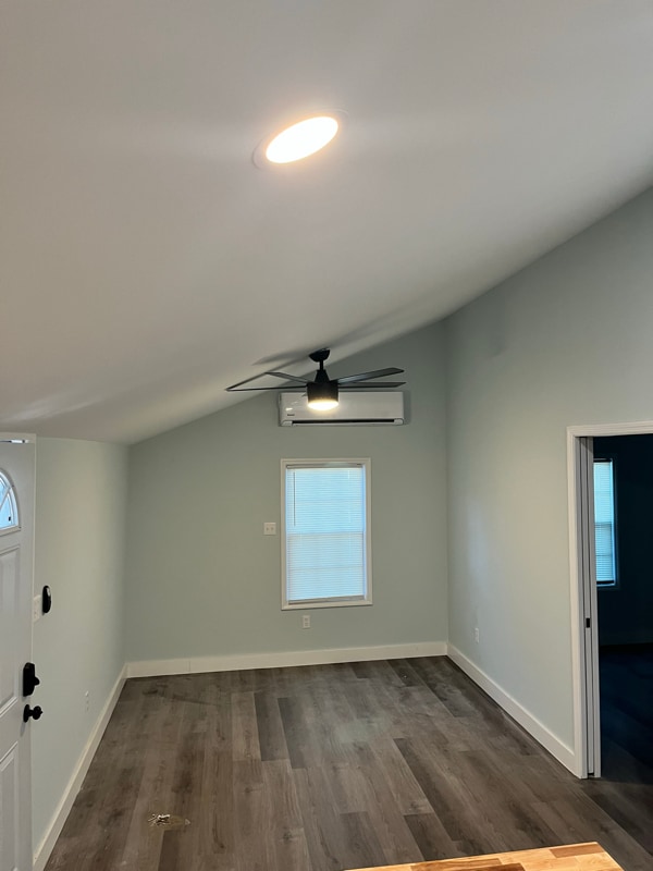 Building Photo - 1911 Capital St