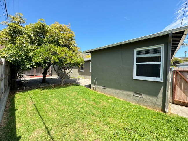 Building Photo - 220 Castaic Ave