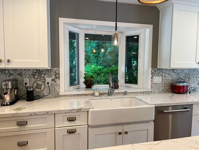 Building Photo - Gorgeous Lakeridge Shores Home Available Now