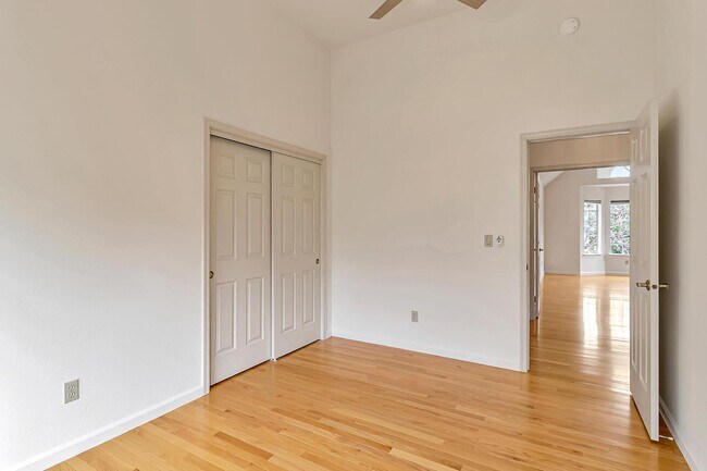 Building Photo - 302 Tadley Ct