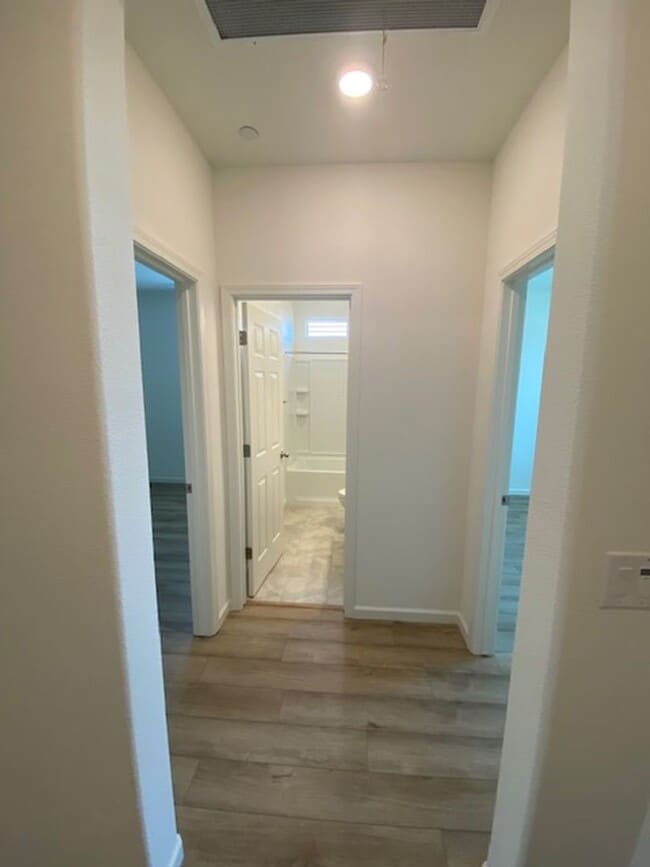 Building Photo - Solar Pet Friendly Single Story Home in Fo...