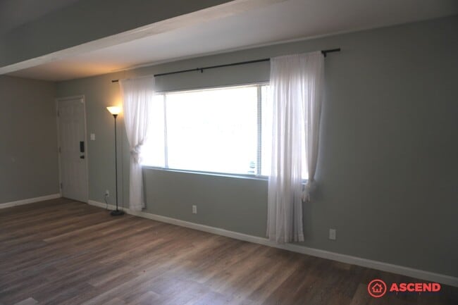 Building Photo - Newly Remodeled in Oildale Area