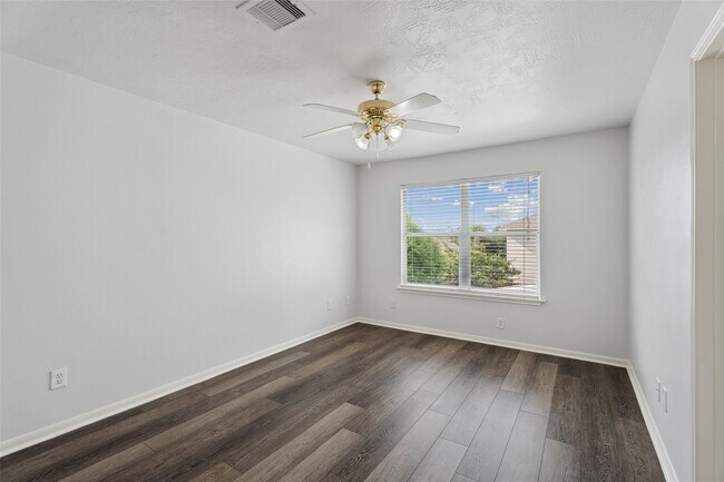 Building Photo - 18911 Brownstone Mills Dr
