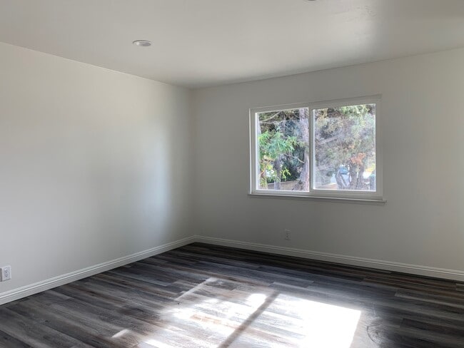 Building Photo - 611 E Del Mar Ave