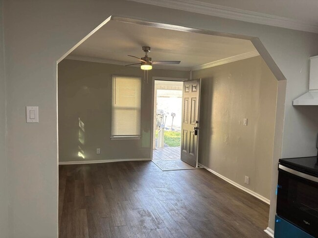 Building Photo - AVAILABLE NOW at a Good Price. 1 Bed 1 Bath FOR LEASE in Columbia. $700 Rent.