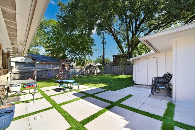Building Photo - 4402 Fallbrook Dr