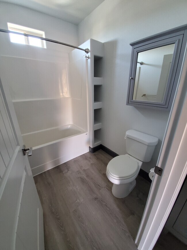 Building Photo - 521 E Mission Ln