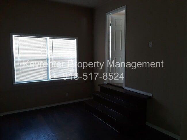 Building Photo - Spacious 4 Bedroom House