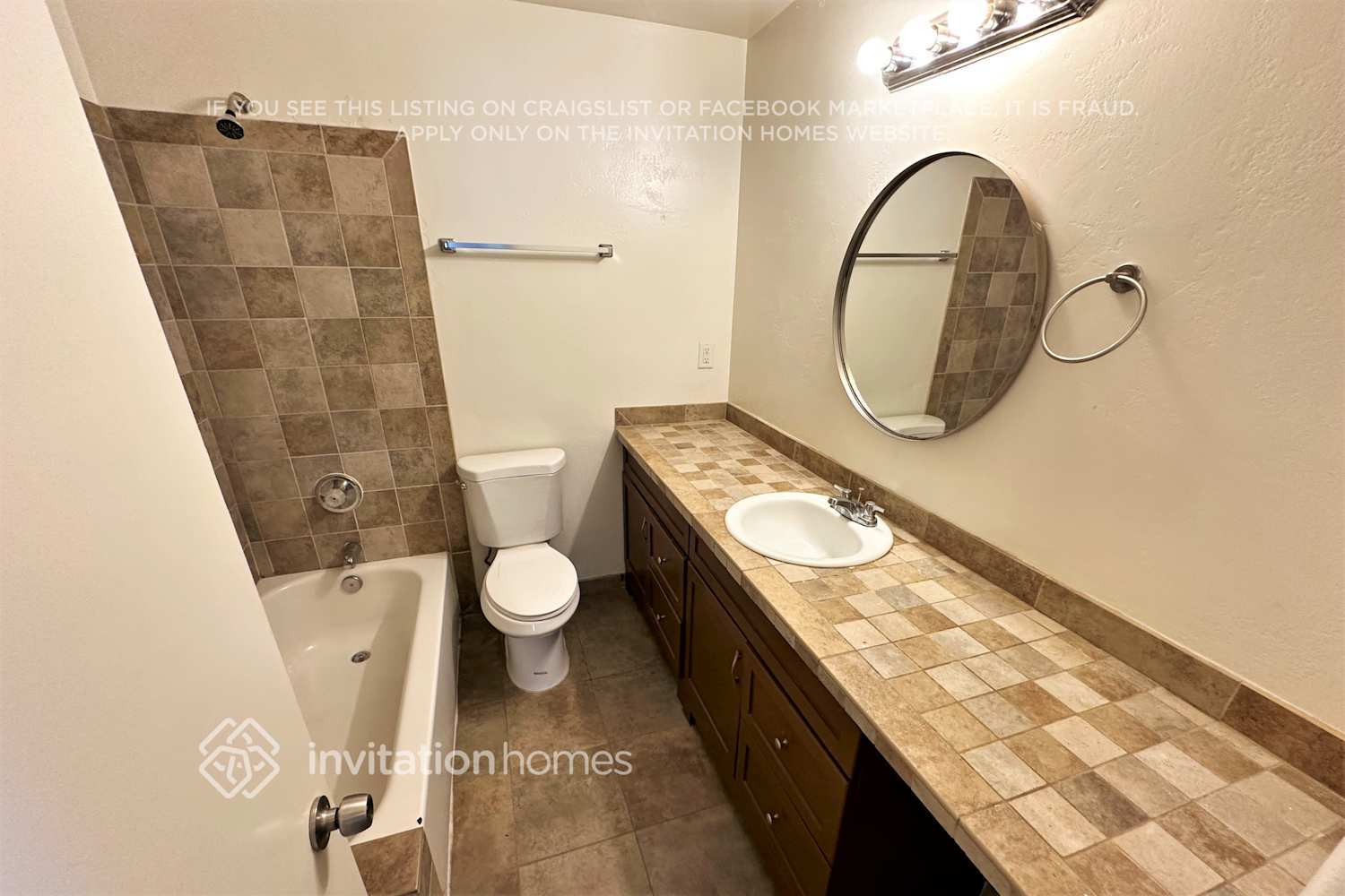 Building Photo - 4402 S Park Dr