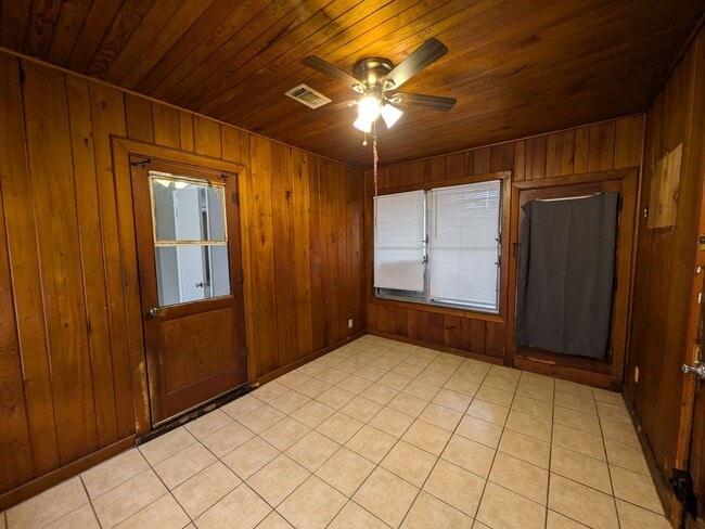 Building Photo - 302 Bridal Wreath Ave