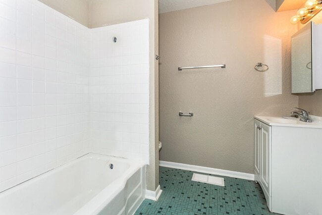 Building Photo - Affordable and Spacious 2 bedroom. Remodeled and conveniently located!