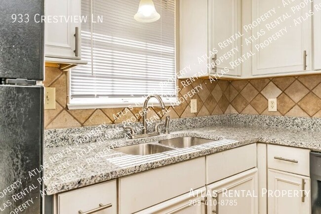 Building Photo - 933 Crestview Dr