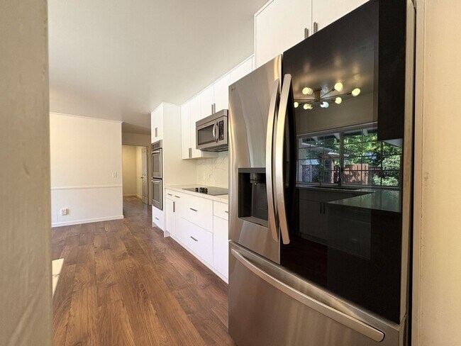 Building Photo - Stunning 4-Bedroom Home with Pool, Solar P...