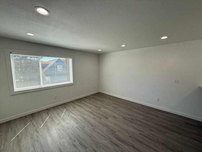 Building Photo - 2603 SW Pickford St